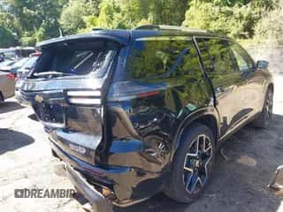 2025 Chevrolet Traverse AWD High Country z VIN 1GNEVKRS6SJ178359, wystawiony jako IAAI lot #43088601 z przebiegiem 14 026 mil mil oraz . Historia ofert i sprzedaży dostępna na DreamBid. Obrazek 4.