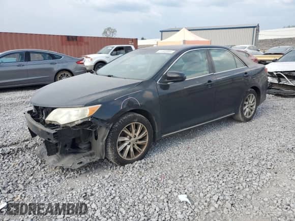 2013 Toyota Camry L z VIN 4T4BF1FK1DR305464, wystawiony jako Copart lot #81585885 z przebiegiem 229 471 mil mil oraz Szkoda całkowita • Salvage title. Historia ofert i sprzedaży dostępna na DreamBid. Obrazek 1.