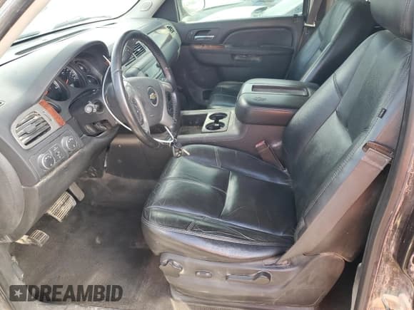 ✅ 2013 Chevrolet Suburban LT • VIN: 1GNSKJE76DR256053 • Lot: 76566454. Wystawiony na Copart z przebiegiem 258 788 mil. Bezpłatny archiwum sprzedaży aukcyjnych z USA i szczegółowy raport historii pojazdu na DreamBid. Zdjęcie 7.