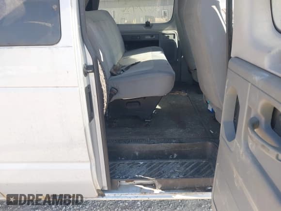 ✅ 2006 Ford Econoline Passenger XL • VIN: 1FBNE31L36DA08097 • Lot: 43635012. Wystawiony na IAAI z przebiegiem 141 083 mil. Bezpłatny archiwum sprzedaży aukcyjnych z USA i szczegółowy raport historii pojazdu na DreamBid. Zdjęcie 8.