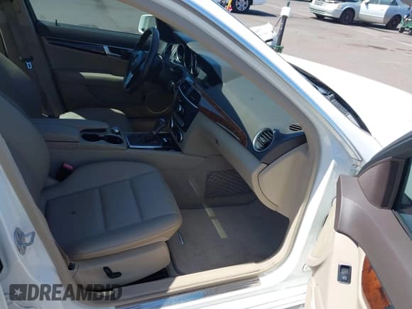 ✅ 2014 Mercedes-Benz C 250 Sport • VIN: WDDGF4HB9EG255163 • Lot: 42715029. Listed on IAAI with 65,405 mi. Free auction sales archive from the USA and detailed vehicle history report at DreamBid. Image 5.