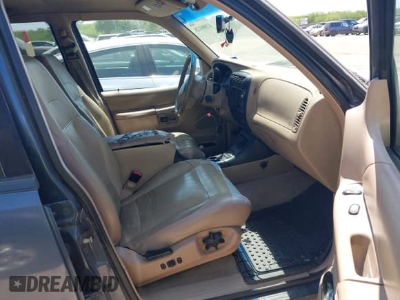 ✅ 2000 Ford Explorer • VIN: 1FMZU64P3YZB70619 • Lot: 42000128. Wystawiony na IAAI z przebiegiem 230 681 mil. Bezpłatny archiwum sprzedaży aukcyjnych z USA i szczegółowy raport historii pojazdu na DreamBid. Zdjęcie 5.