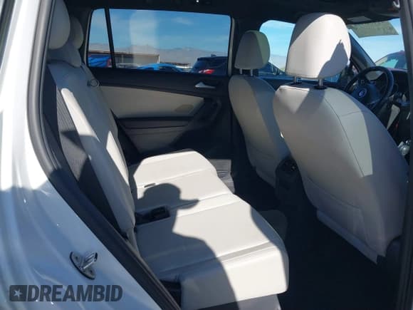 ✅ 2021 Volkswagen Tiguan SE • VIN: 3VV2B7AX2MM017362 • Lot: 41156972. Wystawiony na IAAI z przebiegiem 116 497 mil. Bezpłatny archiwum sprzedaży aukcyjnych z USA i szczegółowy raport historii pojazdu na DreamBid. Zdjęcie 8.