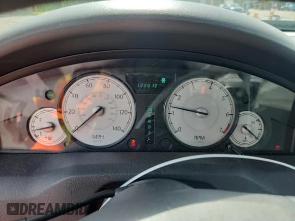 ✅ 2005 Chrysler 300 300 • VIN: 2C3JA43R05H663952 • Lot: 59230765. Wystawiony na Copart z przebiegiem 122 812 mil. Bezpłatny archiwum sprzedaży aukcyjnych z USA i szczegółowy raport historii pojazdu na DreamBid. Zdjęcie 9.