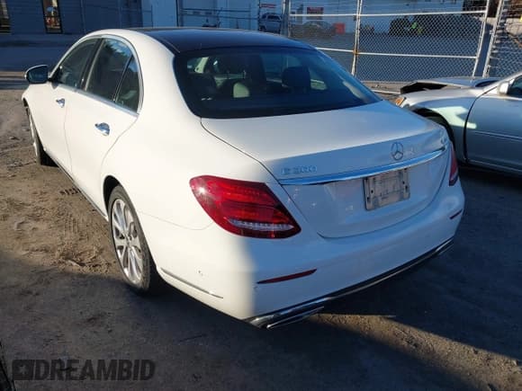 ✅ 2018 Mercedes-Benz E 300 • VIN: WDDZF4KB4JA354178 • Lot: 43565308. Wystawiony na IAAI z przebiegiem 111 984 mil. Bezpłatny archiwum sprzedaży aukcyjnych z USA i szczegółowy raport historii pojazdu na DreamBid. Zdjęcie 3.