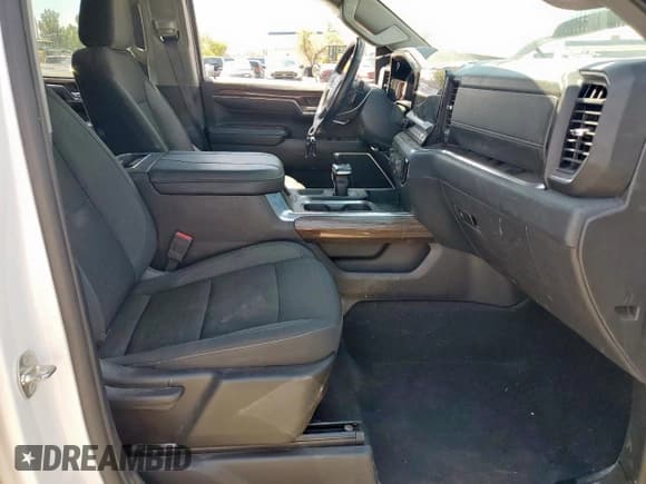 ✅ 2024 Chevrolet Silverado 1500 LT Trail Boss • VIN: 3GCUDFEDXRG243117 • Lot: 69073085. Wystawiony na Copart z przebiegiem 61 981 mil. Bezpłatny archiwum sprzedaży aukcyjnych z USA i szczegółowy raport historii pojazdu na DreamBid. Zdjęcie 7.