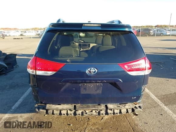 ✅ 2012 Toyota Sienna LE • VIN: 5TDKK3DC7CS229883 • Lot: 43592199. Wystawiony na IAAI z przebiegiem 115 659 mil. Bezpłatny archiwum sprzedaży aukcyjnych z USA i szczegółowy raport historii pojazdu na DreamBid. Zdjęcie 16.