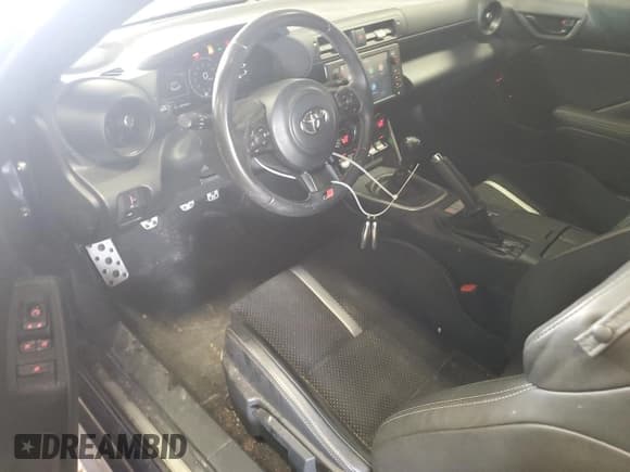 ✅ 2023 Toyota 86 Premium • VIN: JF1ZNBE19P9752846 • Lot: 64301525. Wystawiony na Copart z przebiegiem 32 032 mil. Bezpłatny archiwum sprzedaży aukcyjnych z USA i szczegółowy raport historii pojazdu na DreamBid. Zdjęcie 8.