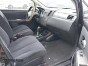 ✅ 2009 Nissan Versa S • VIN: 3N1BC13E19L490500 • Lot: 43245894. Wystawiony na IAAI z przebiegiem 187 787 mil. Bezpłatny archiwum sprzedaży aukcyjnych z USA i szczegółowy raport historii pojazdu na DreamBid. Zdjęcie 5.