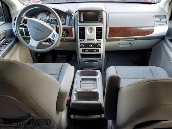 ✅ 2010 Chrysler Town & Country Touring • VIN: 2A4RR5D14AR415644 • Lot: 92122215. Listed on Copart with 201,227 mi. Free auction sales archive from the USA and detailed vehicle history report at DreamBid. Image 8.