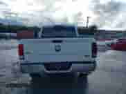 2017 Ram 1500 SLT z VIN 1C6RR6GG4HS676025, wystawiony jako IAAI lot #43585212 z przebiegiem 95 645 mil mil oraz . Historia ofert i sprzedaży dostępna na DreamBid. Obrazek 16.