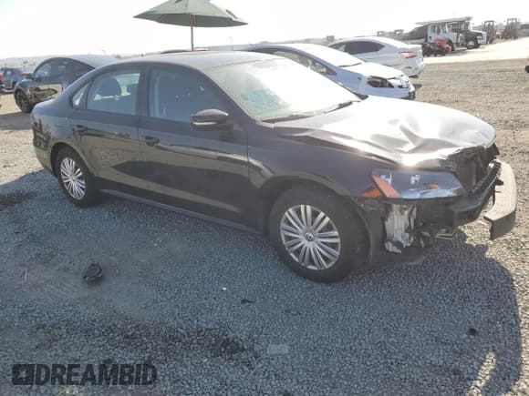 ✅ 2014 Volkswagen Passat S • VIN: 1VWAS7A34EC103585 • Lot: 70380135. Wystawiony na Copart z przebiegiem 122 892 mil. Bezpłatny archiwum sprzedaży aukcyjnych z USA i szczegółowy raport historii pojazdu na DreamBid. Zdjęcie 4.