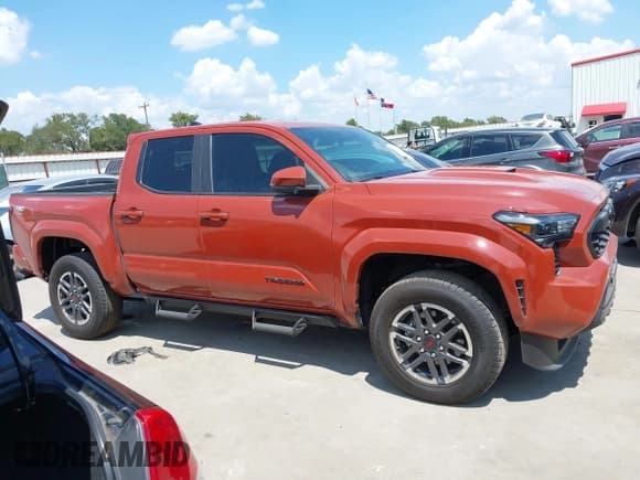 ✅ 2025 Toyota Tacoma SR5 • VIN: 3TMKB5FN9SM035400 • Лот: 43113013. Опубликован ранее на IAAI с пробегом 4 632 миль. Бесплатный доступ к архиву аукционных продаж из США и подробный отчёт об истории автомобиля на DreamBid. Изображение 13.