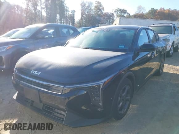 ✅ 2025 Kia K4 LXS • VIN: 3KPFT4DEXSE035671 • Lot: 43702655. Wystawiony na IAAI z przebiegiem 21 924 mil. Bezpłatny archiwum sprzedaży aukcyjnych z USA i szczegółowy raport historii pojazdu na DreamBid. Zdjęcie 2.