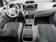 ✅ 2014 Toyota Sienna SE • VIN: 5TDXK3DC3ES414229 • Lot: 71672435. Wystawiony na Copart z przebiegiem 215 317 mil. Bezpłatny archiwum sprzedaży aukcyjnych z USA i szczegółowy raport historii pojazdu na DreamBid. Zdjęcie 8.