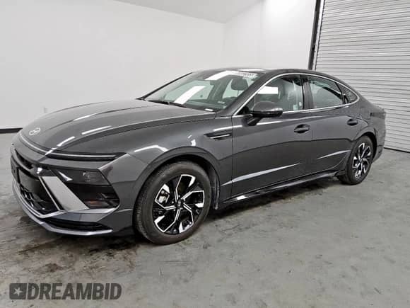 2025 Hyundai Sonata SEL z VIN KMHL64JA9SA479196, wystawiony jako Copart lot #84302555 z przebiegiem 8 251 mil mil oraz Szkoda całkowita • Salvage title. Historia ofert i sprzedaży dostępna na DreamBid. Obrazek 1.