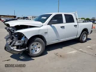 2020 Ram 1500 Tradesman z VIN 1C6RR6KT2LS114539, wystawiony jako Copart lot #52201145 z przebiegiem Nie podano mil oraz Szkoda całkowita • Salvage title. Historia ofert i sprzedaży dostępna na DreamBid. Obrazek 1.