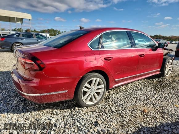 ✅ 2017 Volkswagen Passat SEL Premium • VIN: 1VWCT7A33HC085509 • Lot: 90846355. Wystawiony na Copart z przebiegiem 151 744 mil. Bezpłatny archiwum sprzedaży aukcyjnych z USA i szczegółowy raport historii pojazdu na DreamBid. Zdjęcie 3.