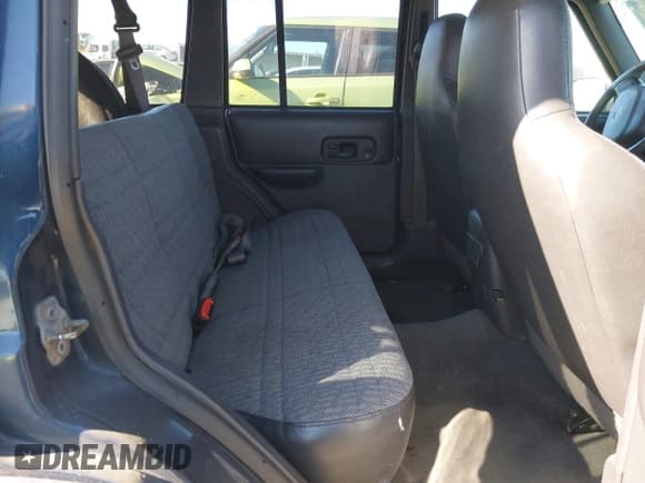 ✅ 2000 Jeep Cherokee • VIN: 1J4FF48S7YL271521 • Lot: 43825839. Listed on IAAI with 185,454 mi. Free auction sales archive from the USA and detailed vehicle history report at DreamBid. Image 8.