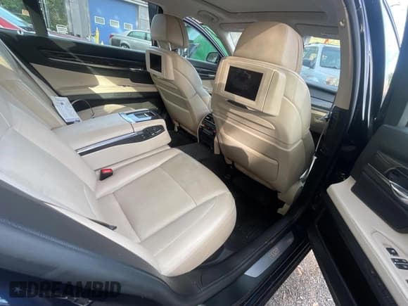 ✅ 2010 BMW 7 Series 750Li xDrive • VIN: WBAKC8C52ACY68181 • Лот: 69687175. Опубликован ранее на Copart с пробегом 164 467 миль. Бесплатный доступ к архиву аукционных продаж из США и подробный отчёт об истории автомобиля на DreamBid. Изображение 6.