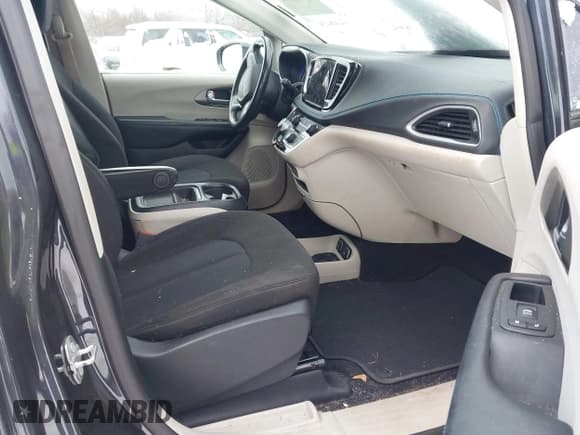 ✅ 2021 Chrysler Pacifica Touring • VIN: 2C4RC1FGXMR510215 • Lot: 43816651. Listed on IAAI with 98,759 mi. Free auction sales archive from the USA and detailed vehicle history report at DreamBid. Image 5.