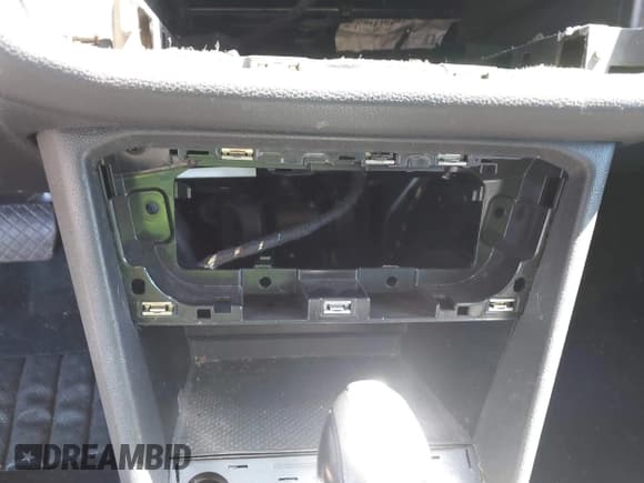 ✅ 2020 Volkswagen Tiguan S • VIN: 3VV1B7AXXLM033223 • Lot: 42906678. Wystawiony na IAAI z przebiegiem 36 927 mil. Bezpłatny archiwum sprzedaży aukcyjnych z USA i szczegółowy raport historii pojazdu na DreamBid. Zdjęcie 19.