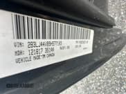 ✅ 2009 Dodge Challenger SE • VIN: 2B3LJ44V89H577103 • Lot: 48202545. Wystawiony na Copart z przebiegiem 172 791 mil. Bezpłatny archiwum sprzedaży aukcyjnych z USA i szczegółowy raport historii pojazdu na DreamBid. Zdjęcie 10.