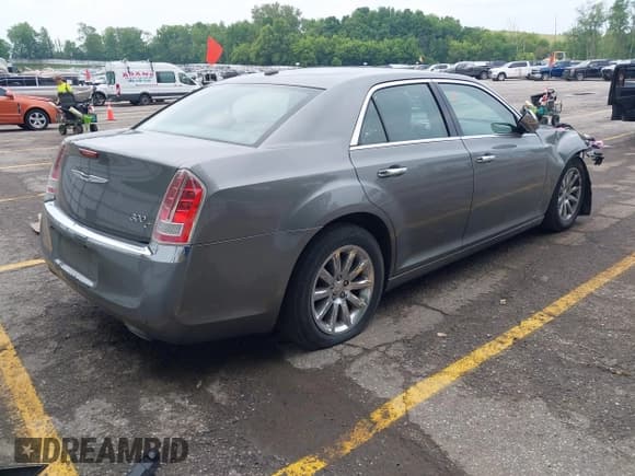✅ 2012 Chrysler 300 C • VIN: 2C3CCAET4CH283701 • Lot: 42540397. Listed on IAAI with 141,076 mi. Free auction sales archive from the USA and detailed vehicle history report at DreamBid. Image 4.