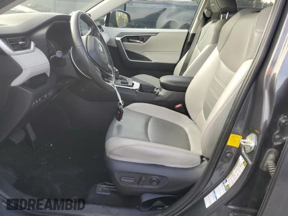 ✅ 2020 Toyota RAV4 XLE Premium • VIN: 2T3A1RFV4LW091427 • Лот: 80983675. Опубликован ранее на Copart с пробегом 60 671 миль. Бесплатный доступ к архиву аукционных продаж из США и подробный отчёт об истории автомобиля на DreamBid. Изображение 7.