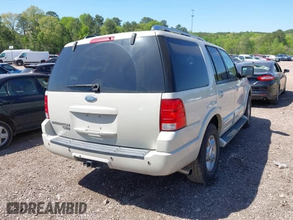 ✅ 2005 Ford Expedition Limited • VIN: 1FMFU19555LA73336 • Lot: 41972033. Listed on IAAI with 236,367 mi. Free auction sales archive from the USA and detailed vehicle history report at DreamBid. Image 4.