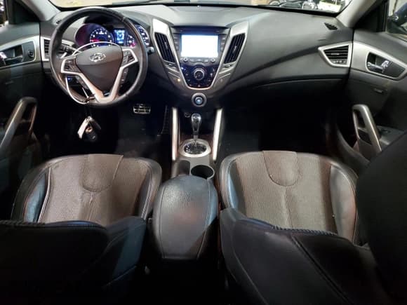 ✅ 2012 Hyundai Veloster w/Gray Int • VIN: KMHTC6AD8CU050131 • Lot: 86982044. Wystawiony na Copart z przebiegiem 118 010 mil. Bezpłatny archiwum sprzedaży aukcyjnych z USA i szczegółowy raport historii pojazdu na DreamBid. Zdjęcie 8.