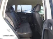 ✅ 2016 Volkswagen Tiguan SEL • VIN: WVGAV7AX0GW528750 • Lot: 42039257. Wystawiony na IAAI z przebiegiem 106 823 mil. Bezpłatny archiwum sprzedaży aukcyjnych z USA i szczegółowy raport historii pojazdu na DreamBid. Zdjęcie 8.