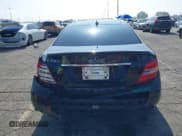 ✅ 2015 Mercedes-Benz C 250 • VIN: WDDGJ4HB7FG390528 • Lot: 42608653. Wystawiony na IAAI z przebiegiem 126 314 mil. Bezpłatny archiwum sprzedaży aukcyjnych z USA i szczegółowy raport historii pojazdu na DreamBid. Zdjęcie 17.