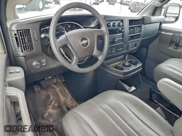 ✅ 2020 Chevrolet Express Cargo • VIN: 1GCWGAFP7L1126421 • Lot: 93704215. Wystawiony na Copart z przebiegiem 140 211 mil. Bezpłatny archiwum sprzedaży aukcyjnych z USA i szczegółowy raport historii pojazdu na DreamBid. Zdjęcie 8.