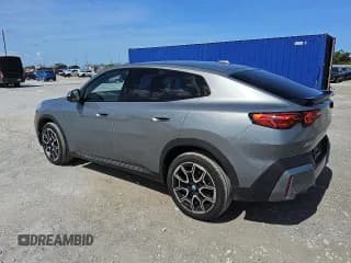 ✅ 2025 BMW X2 xDrive28i • VIN: WBX63GM00S5036364 • Lot: 56056625. Wystawiony na Copart z przebiegiem 14 398 mil. Bezpłatny archiwum sprzedaży aukcyjnych z USA i szczegółowy raport historii pojazdu na DreamBid. Zdjęcie 2.