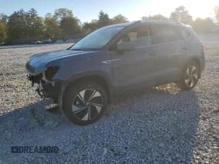 ✅ 2024 Volkswagen Taos SE • VIN: 3VVVX7B2XRM020714 • Лот: 86304715. Опубликован ранее на Copart с пробегом 12 566 миль. Бесплатный доступ к архиву аукционных продаж из США и подробный отчёт об истории автомобиля на DreamBid. Изображение 1.