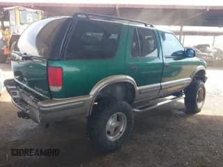✅ 1999 Chevrolet Blazer LS • VIN: 1GNDT13W5X2165322 • Lot: 43132671. Wystawiony na IAAI z przebiegiem 198 481 mil. Bezpłatny archiwum sprzedaży aukcyjnych z USA i szczegółowy raport historii pojazdu na DreamBid. Zdjęcie 4.