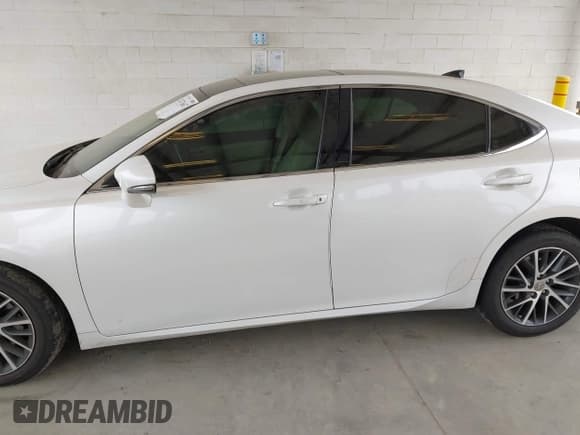 ✅ 2016 Lexus ES 330 • VIN: 58ABK1GG4GU031836 • Lot: 42473667. Listed on IAAI with 84,827 mi. Free auction sales archive from the USA and detailed vehicle history report at DreamBid. Image 14.