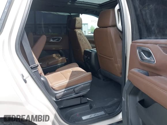 ✅ 2023 Chevrolet Tahoe High Country • VIN: 1GNSKTKL0PR214835 • Lot: 42347599. Wystawiony na IAAI z przebiegiem 53 799 mil. Bezpłatny archiwum sprzedaży aukcyjnych z USA i szczegółowy raport historii pojazdu na DreamBid. Zdjęcie 8.
