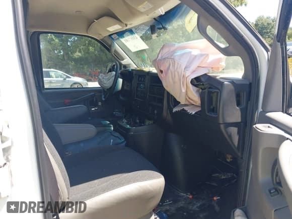 ✅ 2020 Chevrolet Express Cargo • VIN: 1GCWGAFG8L1213955 • Lot: 43087101. Wystawiony na IAAI z przebiegiem 161 890 mil. Bezpłatny archiwum sprzedaży aukcyjnych z USA i szczegółowy raport historii pojazdu na DreamBid. Zdjęcie 5.