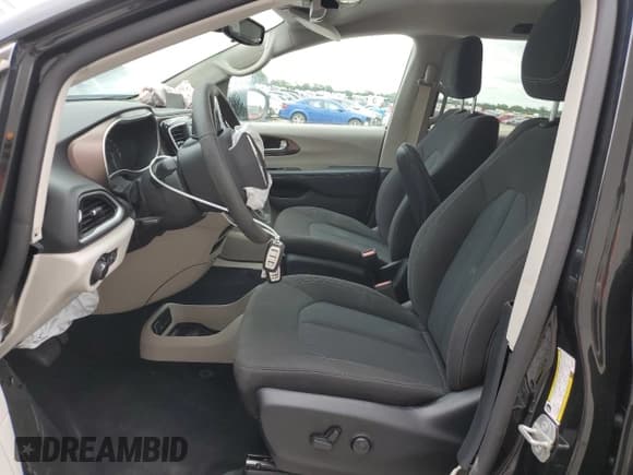 ✅ 2023 Chrysler Voyager LX • VIN: 2C4RC1CG8PR615778 • Лот: 58880294. Опубликован ранее на Copart с пробегом 13 003 миль. Бесплатный доступ к архиву аукционных продаж из США и подробный отчёт об истории автомобиля на DreamBid. Изображение 7.