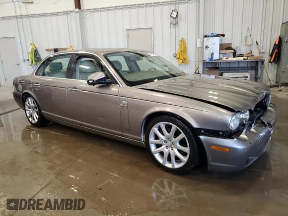 ✅ 2008 Jaguar XJ 8 LWB • VIN: SAJWA79BX8SH28580 • Лот: 53297425. Опубликован ранее на Copart с пробегом 111 664 миль. Бесплатный доступ к архиву аукционных продаж из США и подробный отчёт об истории автомобиля на DreamBid. Изображение 4.