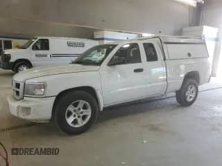 2010 Dodge Dakota z VIN 1D7CE3BK2AS263939, wystawiony jako Copart lot #59358865 z przebiegiem 115 535 mil mil oraz Czysty tytuł • Clean title. Historia ofert i sprzedaży dostępna na DreamBid. Obrazek 1.