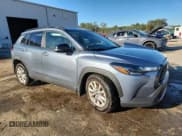 ✅ 2025 Toyota Corolla Cross LE • VIN: 7MUCAAAG6SV118989 • Лот: 89824055. Опубликован ранее на Copart с пробегом 23 011 миль. Бесплатный доступ к архиву аукционных продаж из США и подробный отчёт об истории автомобиля на DreamBid. Изображение 4.