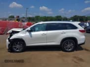 ✅ 2019 Toyota Highlander SE • VIN: 5TDJZRFH6KS594895 • Lot: 42869633. Listed on IAAI with 63,010 mi. Free auction sales archive from the USA and detailed vehicle history report at DreamBid. Image 17.