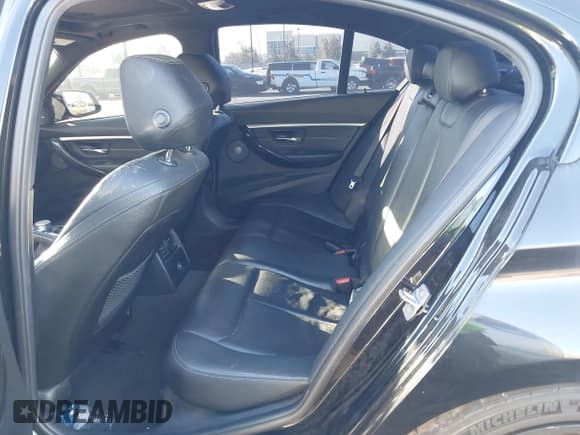 ✅ 2018 BMW 3 Series 340i • VIN: WBA8B3C58JK384781 • Lot: 41634839. Wystawiony na IAAI z przebiegiem 74 085 mil. Bezpłatny archiwum sprzedaży aukcyjnych z USA i szczegółowy raport historii pojazdu na DreamBid. Zdjęcie 8.