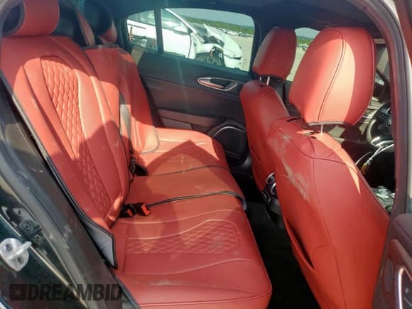 ✅ 2022 Alfa Romeo Giulia Ti • VIN: ZARFAMBN6N7659907 • Lot: 54682115. Wystawiony na Copart z przebiegiem 34 802 mil. Bezpłatny archiwum sprzedaży aukcyjnych z USA i szczegółowy raport historii pojazdu na DreamBid. Zdjęcie 10.