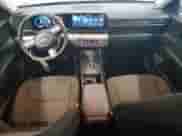 2024 Hyundai Kona SEL z VIN KM8HBCABXRU082013, wystawiony jako Copart lot #87712915 z przebiegiem 22 966 mil mil oraz Czysty tytuł • Clean title. Historia ofert i sprzedaży dostępna na DreamBid. Obrazek 8.