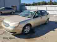 2005 Chevrolet Malibu LS z VIN 1G1ZT52825F231915, wystawiony jako Copart lot #77002194 z przebiegiem 327 023 mil mil oraz Szkoda całkowita • Salvage title. Historia ofert i sprzedaży dostępna na DreamBid. Obrazek 1.