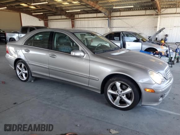 ✅ 2005 Mercedes-Benz C 320 • VIN: WDBRF64J65F672627 • Lot: 80581575. Wystawiony na Copart z przebiegiem 142 083 mil. Bezpłatny archiwum sprzedaży aukcyjnych z USA i szczegółowy raport historii pojazdu na DreamBid. Zdjęcie 4.